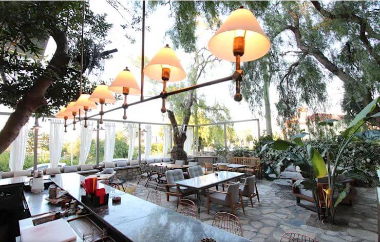 Cách chọn đèn trang trí cho quán cà phê sân vườn