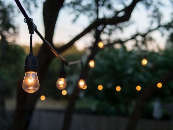 5 ý tưởng treo đèn trang trí sân vườn với phong cách Rustic