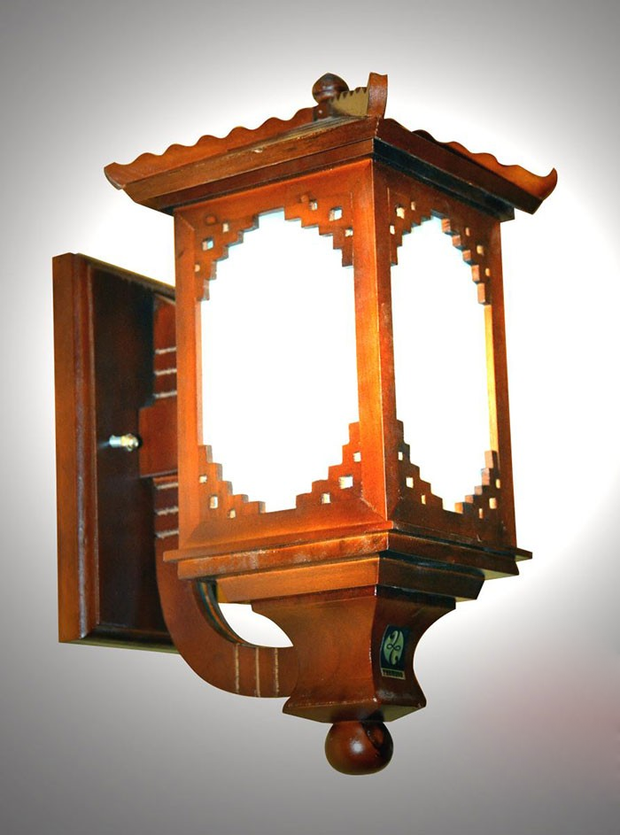 Đèn ốp tường bằng gỗ