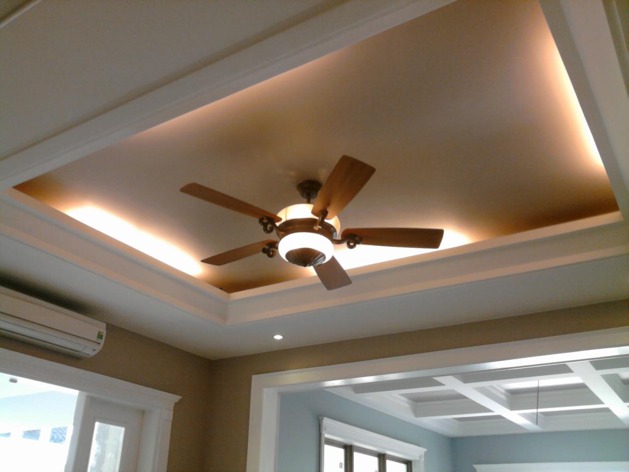 Quạt trần đèn chùm cánh gỗ trang trí phòng khách có mát không?