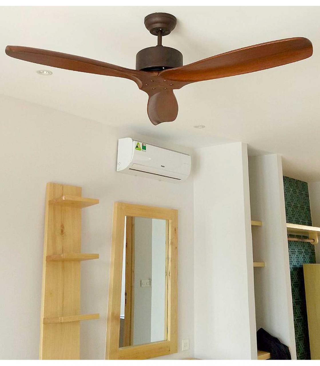 Quạt trần đèn chùm cánh gỗ trang trí phòng khách có mát không?