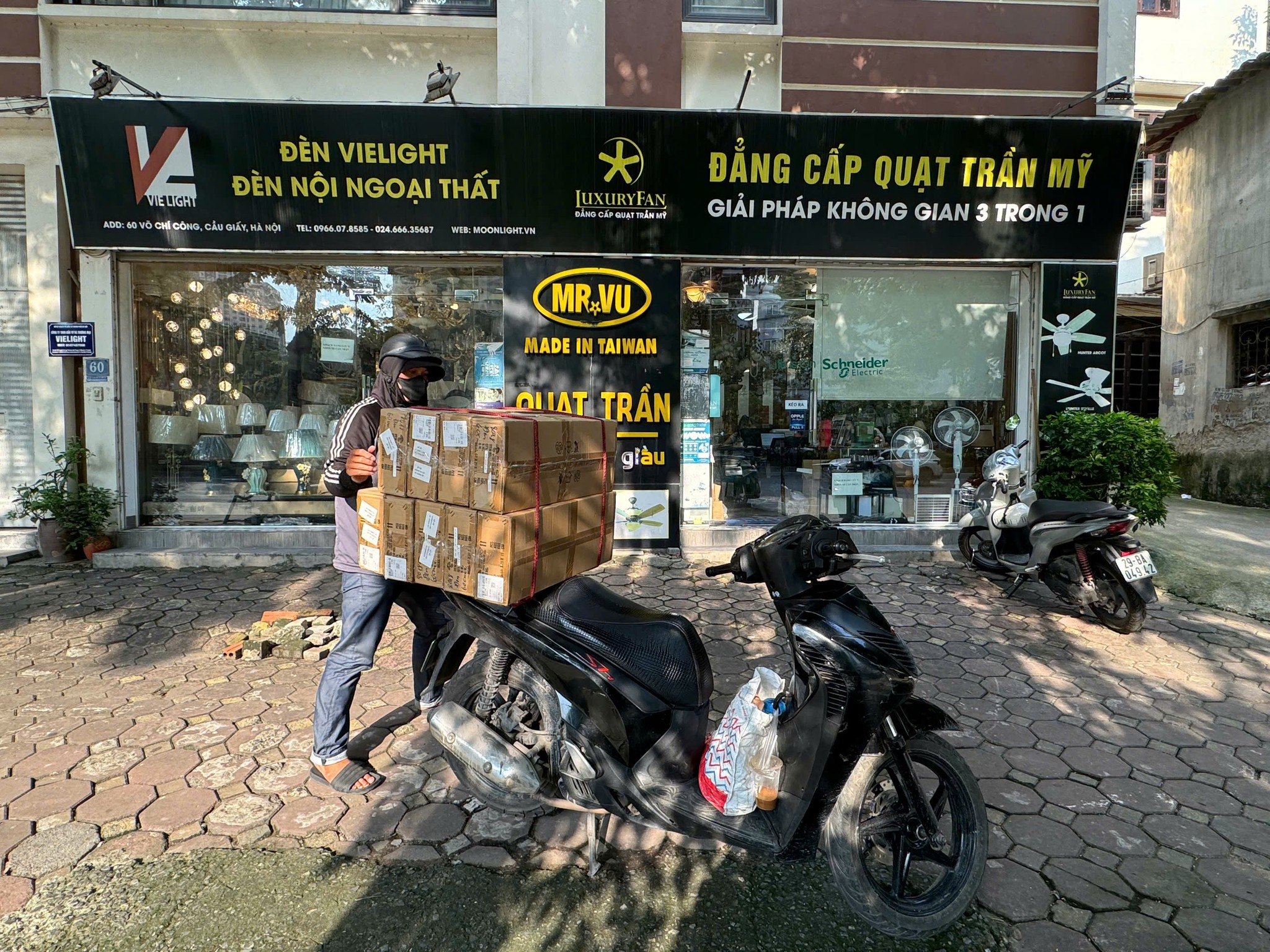 Công ty TNHH Đầu tư và Thương mại Vielight bán đèn chùm đồng